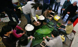 Du học sinh tại Pháp gói bánh chưng đón Tết