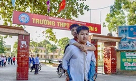 Tin vui: Đại học Y dược Thái Bình miễn toàn bộ học phí cho nam sinh cõng bạn 10 năm đi học