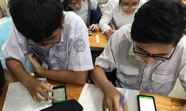 Quy định mới học sinh được phép dùng điện thoại trong lớp học, thầy cô và teen nói gì?