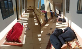 Hội học sinh siêu “lầy lội“: Mang chiếu ra hành lang nằm... “sưởi nắng” cho đỡ lạnh!