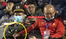Hành động dễ thương của HLV Park Hang Seo: Chia thanh kẹo cho cán bộ an ninh ngồi cạnh