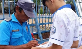 Hình ảnh bác bảo vệ ký tên lên áo của cậu học trò cuối cấp khiến dân mạng cảm động