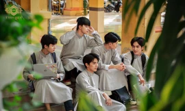 Ai bảo con trai mặc áo dài là không đẹp thì xem ngay bộ ảnh này, chắc chắn sẽ nghĩ khác!