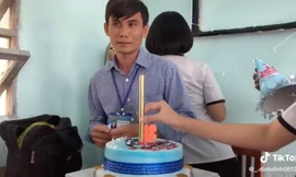 Phản ứng dễ thương của thầy giáo khi được teen tổ chức sinh nhật nhưng lại... nhầm ngày
