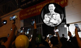 Phản cảm việc nhiều YouTuber chen lấn, xô đẩy để livestream hình ảnh cố nghệ sĩ Chí Tài