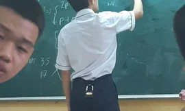 Nam sinh lên bảng làm bài, cả lớp ở phía dưới được trận cười vì “vật thể lạ” ở cạp quần