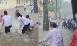 Nhiều teen vô tư nô đùa giữa trời mưa lớn, nước ngập tới đầu gối khiến dân mạng lo lắng