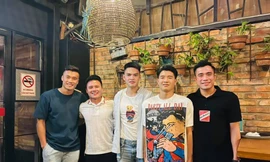 4 cầu thủ đỉnh đám tuyển Việt Nam chụp ảnh chung, Đức Chinh để lại bình luận “cười ngất“