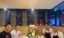 Thanh niên bỗng chiếm “spotlight” khi xuất hiện trên Instagram cùng dàn cầu thủ nổi tiếng