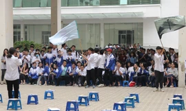 Học sinh và giáo viên trường THPT chuyên Sư Phạm cùng tham gia cuộc thi “Khua Chiêng Vàng”