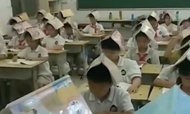Học sinh Trung Quốc đội sách lên đầu để “tránh tư thế ngồi xấu” gây tranh cãi nảy lửa