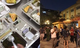 TP.HCM: Phụ huynh bật khóc, quây kín cổng trường khi chứng kiến bữa ăn bán trú của con