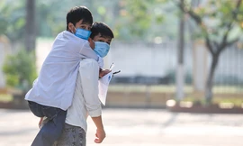 Nam sinh 10 năm cõng bạn đến trường: “Dù ĐH Y Hà Nội có đặc cách, mình cũng xin từ chối“