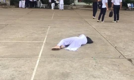 Bức ảnh nữ sinh nằm ở sân trường khiến MXH xôn xao, lý do sau đó khiến ai cũng “ngã ngửa“