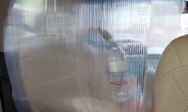 Góc cẩn thận: Tài xế taxi Hà Nội “tự chế” màn cách ly trong xe để tránh lây nhiễm COVID-19