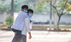 Đôi bạn thân cõng nhau đến lớp trong 10 năm giành điểm số xuất sắc kỳ thi tốt nghiệp THPT