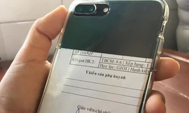 Khi team học giỏi dùng điện thoại: Dán cả bảng điểm vào ốp lưng thì ai đọ lại!