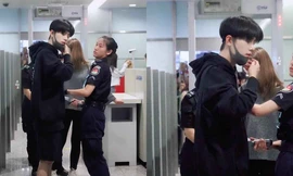 “Nam thần” tháo khẩu trang để kiểm tra an ninh khiến cho nữ nhân viên “đứng hình“