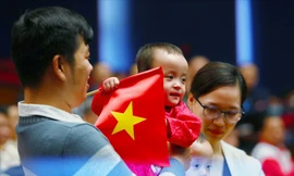 Cặp chị em sinh đôi Trúc Nhi - Diệu Nhi xuất hiện xúc động trong Đại hội Thi đua yêu nước