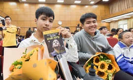 Nam sinh 10 năm cõng bạn đến trường “hộ tống” bạn thân đi khai giảng ĐH Bách Khoa Hà Nội