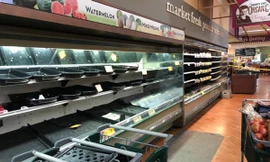 Một phụ nữ cố tình ho vào kệ thực phẩm, siêu thị phải tiêu hủy toàn bộ mặt hàng