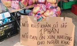 Quầy tạp hoá miễn phí mì tôm, gạo cho người dân mùa dịch: "Nếu khó khăn cứ lấy một phần"