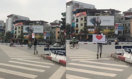 Anh chàng ngoại quốc cầm biển hiệu “Tất cả sẽ ổn thôi” động viên người dân Hà Nội mùa dịch