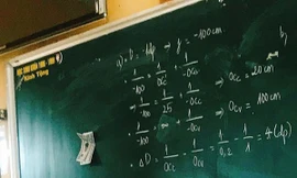 Thầy giáo “chơi lớn” dùng tiền mặt khuyến khích học sinh lên bảng gây tranh cãi dữ dội