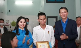 “Người hùng” cứu bé gái rơi từ tầng 12 được TƯ Đoàn trao tặng huy hiệu “Tuổi trẻ dũng cảm“