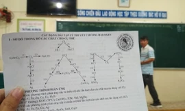 Giáo viên lồng tên mình vào bài tập Hóa vì sợ lâu ngày không gặp, trò quên tên thầy