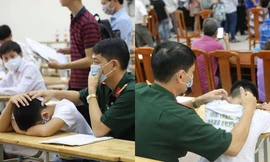 Hình ảnh gây xúc động: Bố xoa đầu, động viên con trai trong ngày làm thủ tục nhập học