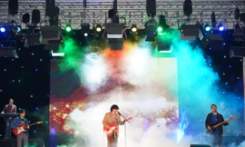 Đắm chìm trong những bản nhạc Indie của Ngọt trên sân khấu Học viện Báo chí & Tuyên truyền