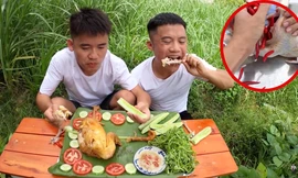 Sau khi bị phạt vì nấu cháo gà nguyên lông, Hưng Vlog lại gây tranh cãi với món gà mới