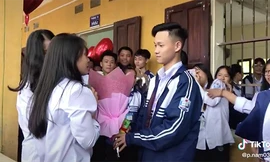 Nữ sinh từ chối lời tỏ tình của bạn học, dân mạng vẫn chấm 10 điểm thanh lịch vì lý do này