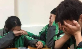 Sinh viên xa nhà bật khóc khi nghe điện thoại của bố mẹ ở quê: Bão đã cuốn đi tất cả...