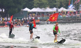 500 vận động viên đã tranh tài thi bơi chải thuyền rồng Hà Nội