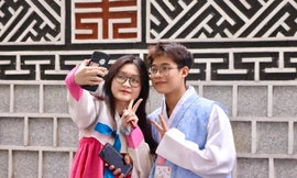 Giới trẻ Hà Nội thích thú check-in trên con đường văn hóa Hàn Quốc 