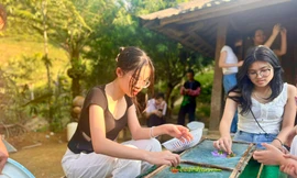 Tranh giấy độc đáo của người H'Mông ở Sơn La hút du khách 