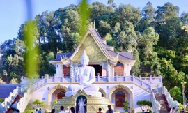 Thăm ngôi chùa linh thiêng, view cửa biển Hải Tiến