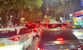 Hà Nội: Giao thông tê liệt sau giờ tan tầm