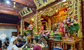 Người dân nườm nượp đến đền Quan Hoàng Bảy (Lào Cai) cầu tài lộc dịp tháng 7 Âm lịch