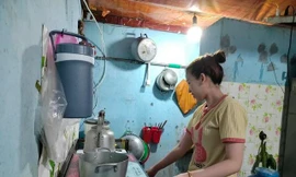 Câu chuyện phía sau bảng lương 'trong mơ' của nữ công nhân khiến nhiều người chùn bước