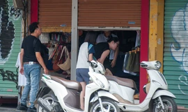 Cửa hàng ở Hoàn Kiếm, Ba Đình buôn bán kiểu lạ lùng, khách luồn qua khe cửa