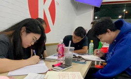 Giới trẻ 'đóng đô' hàng giờ ở quán cafe 