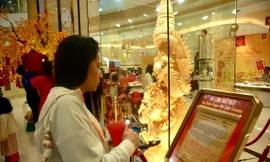 Chiêm ngưỡng tượng 'Đại Long nhả ngọc' phủ vàng cao hơn 3 mét trước ngày lễ Thần Tài