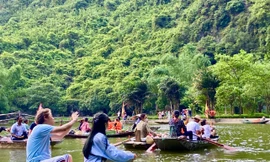 Du khách thích thú đi thuyền ngắm cảnh Tam Cốc mùa thu 