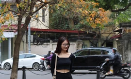 Giới trẻ kéo nhau đến tháp nước Hàng Đậu chụp ảnh lộc vừng thay lá đẹp tựa trời Âu