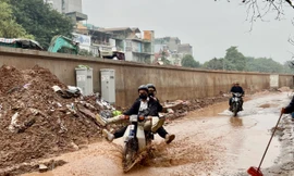 Hà Nội: Người dân “sống chung” bùn đất lầy lội của dự án hơn 800 tỷ chậm tiến độ 