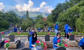 Hàng trăm bạn trẻ dọn vệ sinh, dâng hương tại nghĩa trang liệt sĩ tỉnh Lai Châu