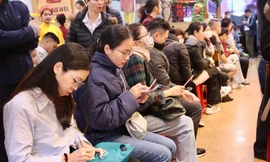 Người Hà Nội nườm nượp đi mua vàng lấy vía Thần tài